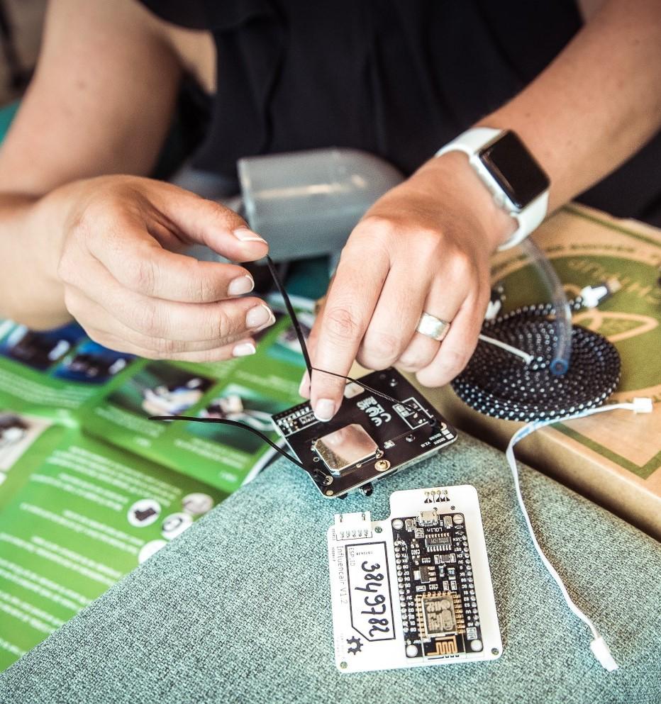 Handen bouwen een meetinstrument