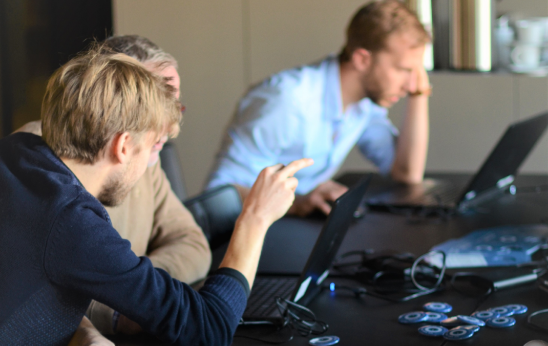 Workshop - mensen overleggen bij een laptop