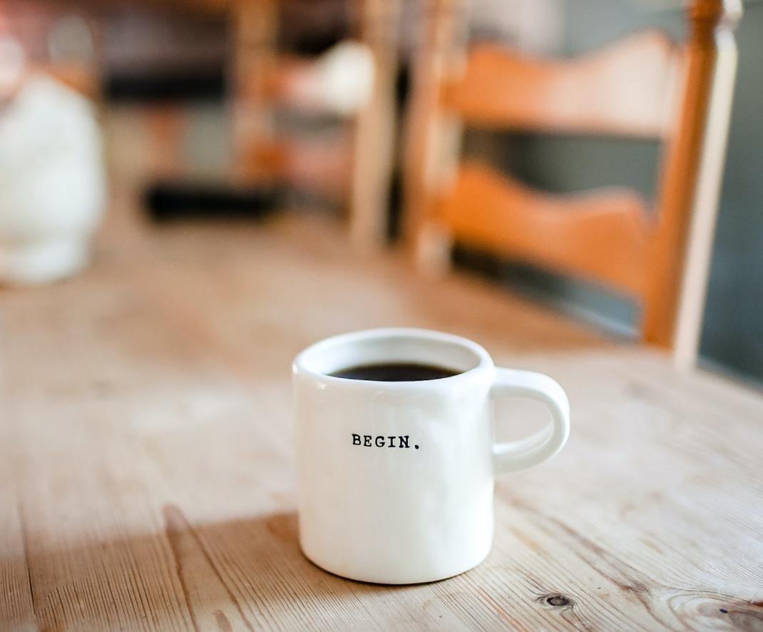 Kop koffie met opschrift 'Begin'