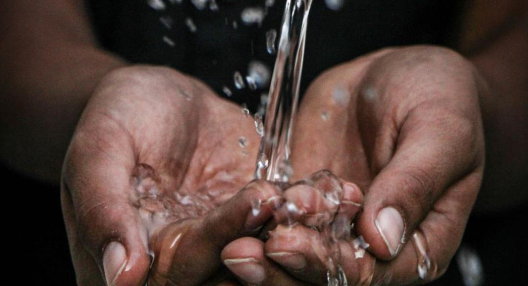 Handen vangen water op