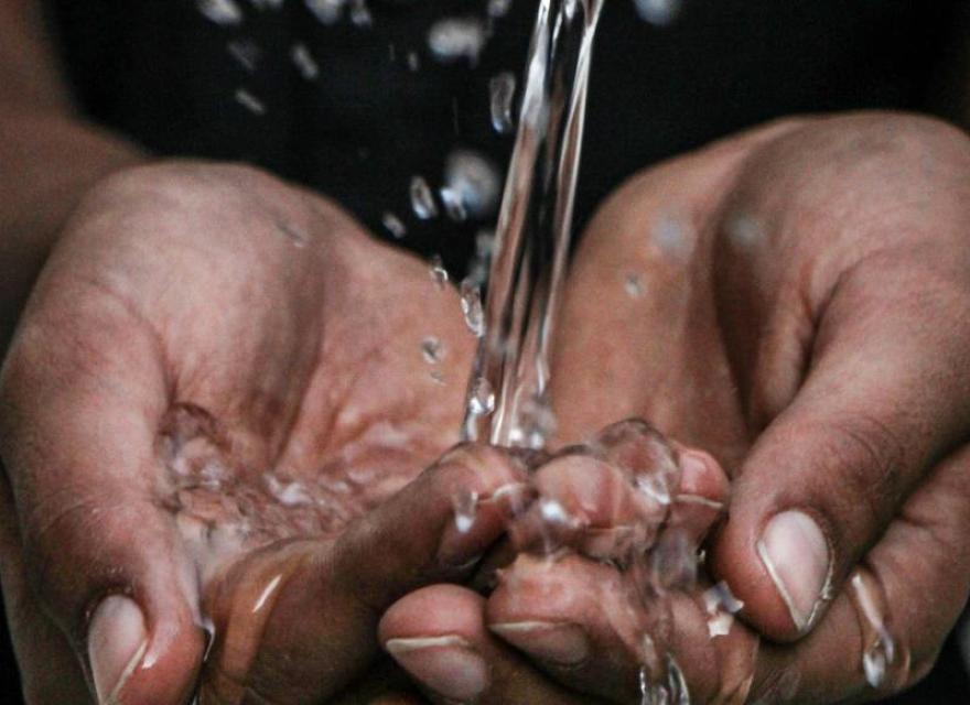 Handen vangen water op